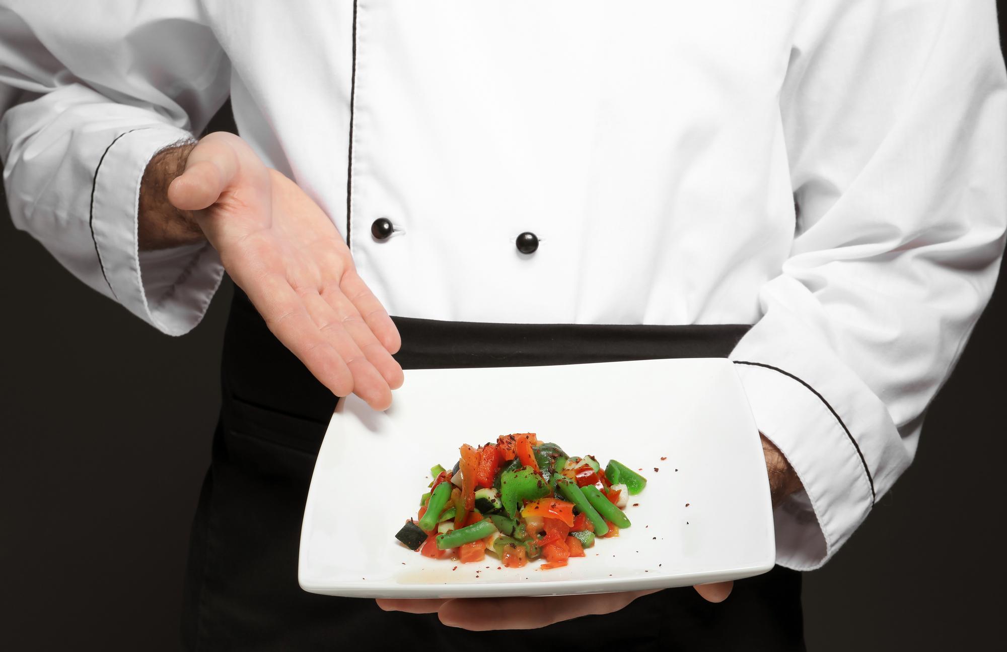 Chef preparando un plato refinado en cocina moderna